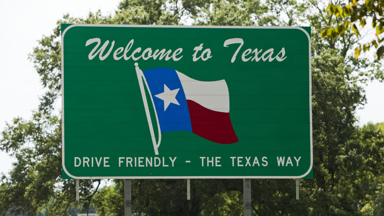 Road sign welcoming drivers to the state of Texas