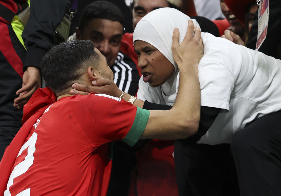 Hakimi festejando junto a su madre. (Ian MacNicol/Getty Images)