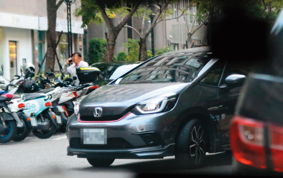 10/24，16:11，郭方儒的車從他跟邱偲琹的住處開出，是一輛黑色的本田車款。