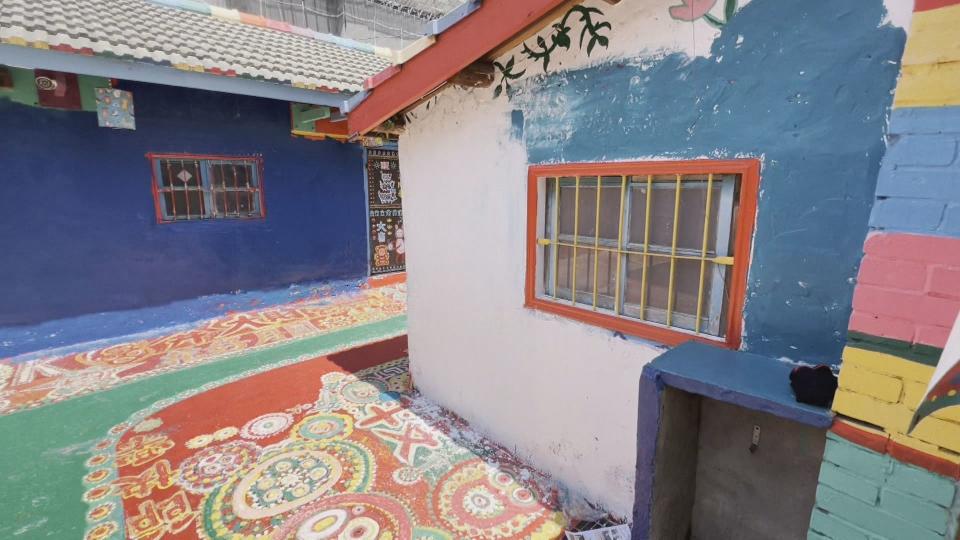 台中彩虹眷村遭業者以油漆覆蓋牆面畫作。（資料照）