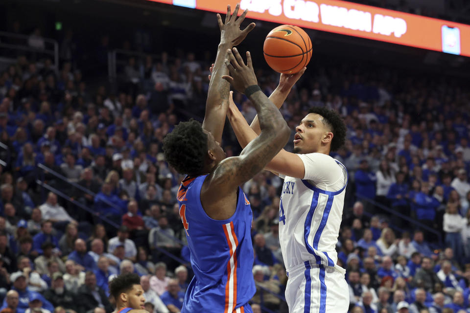 Kentucky's Tre Mitchell, right, shoots while pressured by Florida's Tyrese Samuel during the first half of an NCAA college basketball game Wednesday, Jan. 31, 2024, in Lexington, Ky. (AP Photo/James Crisp)