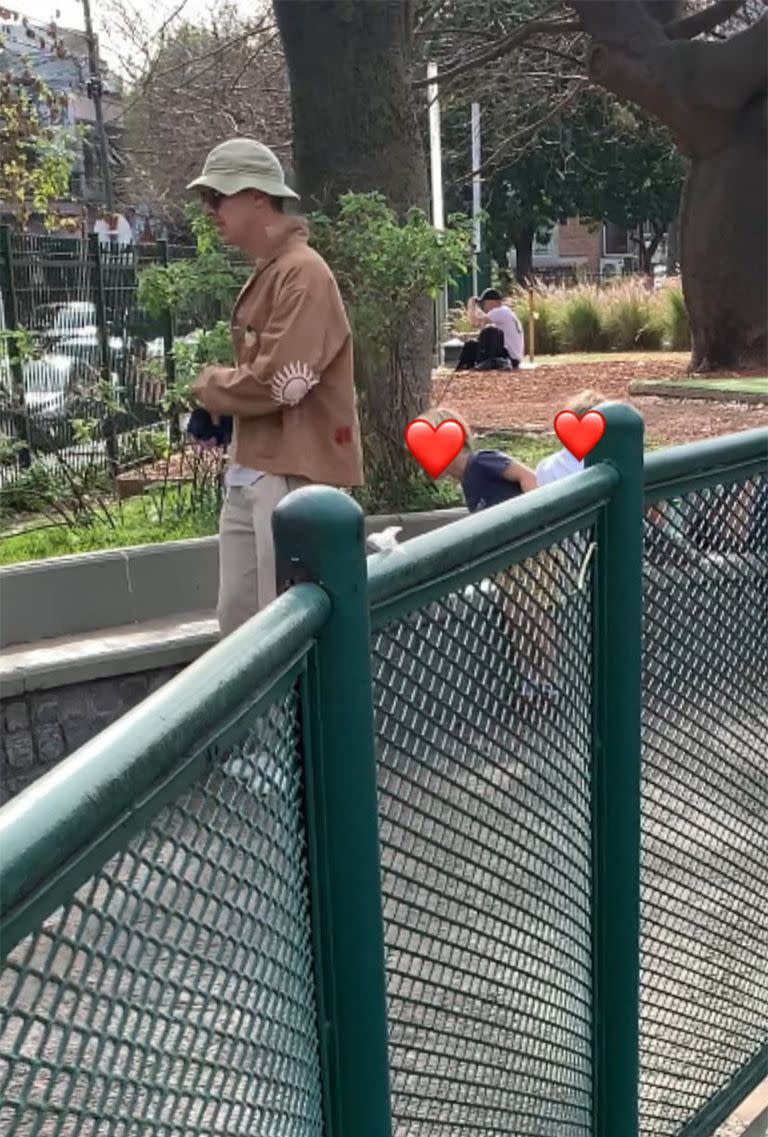 Benedict Cumberbatch disfrutó del sol de la mañana junto a su esposa y sus hijos en Plaza Armenia