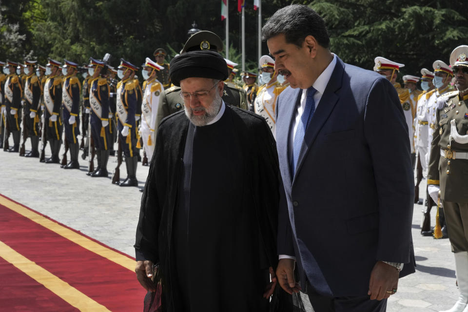 El presidente de Venezuela, Nicolás Maduro (derecha), es recibido por su homólogo iraní, Ebrahim Raisi, en el inicio de su visita oficial, en el Palacio Saadabad de Teherán, Irán, el 11 de junio de 2022. (AP Foto/Vahid Salemi)