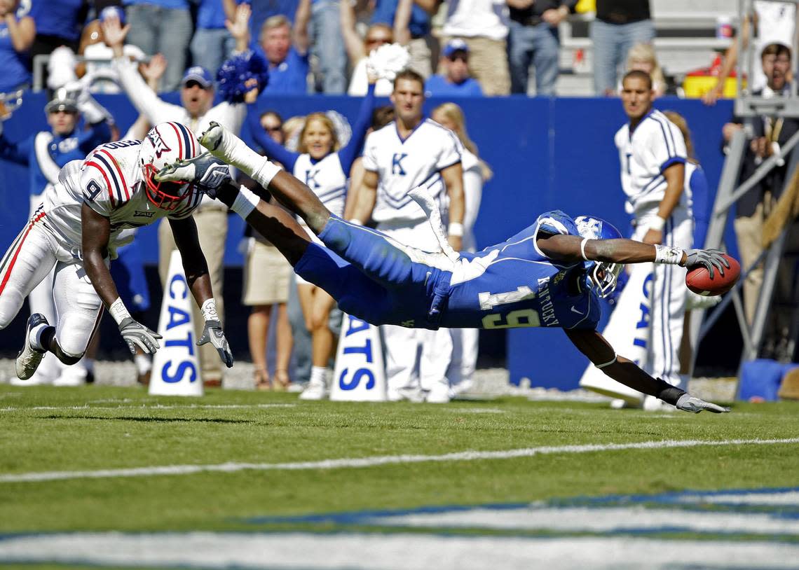 Keenan Burton stretches out for a second-quarter touchdown against Florida Atlantic in 2007. Burton was recently elected to the UK Athletics Hall of Fame and will be inducted this fall.