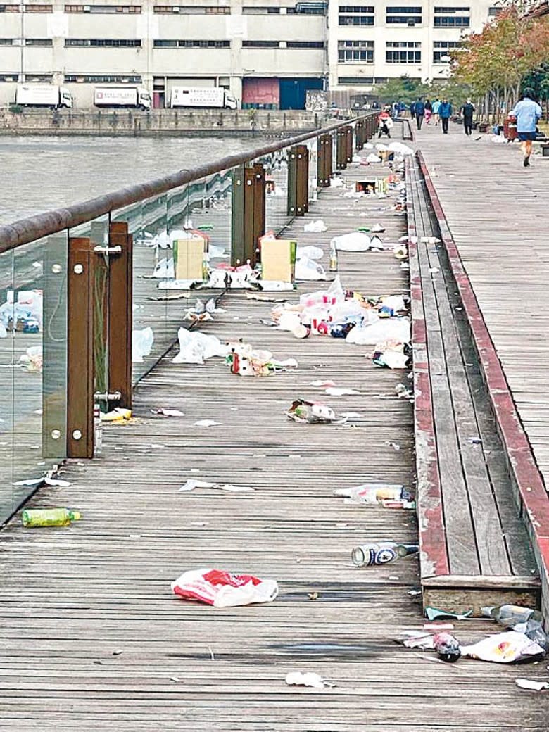 觀塘海濱花園內多處地方出現大批垃圾。