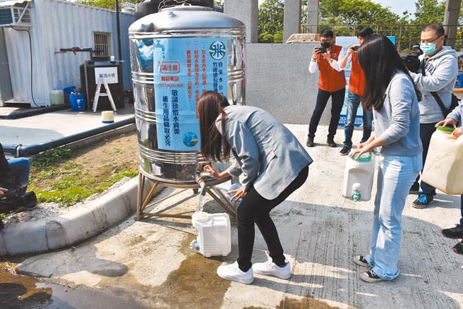 自來水處將在頭份、竹南設置51個臨時供水站，供應民生用水。（謝明俊攝）