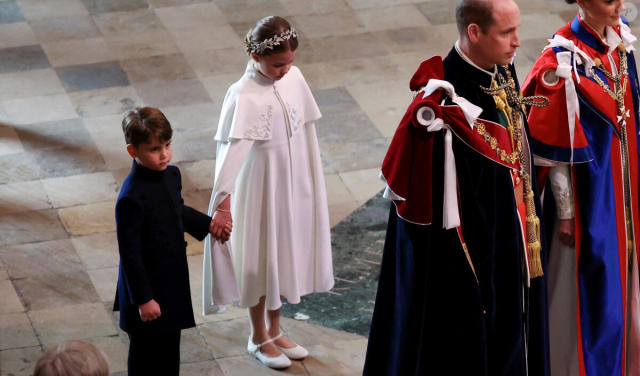 Louis de Galles Main dans la main avec sa soeur Charlotte grande première au couronnement de