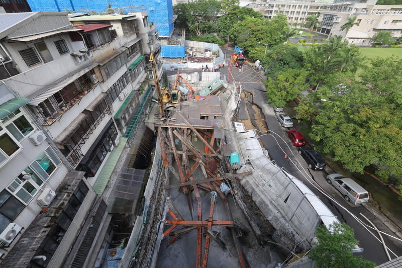 基泰建設位於台北市大直街94巷的建案工地因地下室施工，導致鄰房傾斜下陷、路面坍塌。台北地檢署9日已分他字案並指派檢察官偵辦。（中央社）
