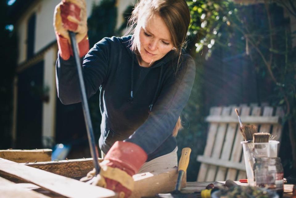 Aunque cada vez hay más presencia laboral de la mujer, esta sigue ganando menos salario que los hombres, y las latinas son las más afectadas de todos los grupos demográficos.