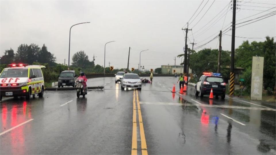 物流車行經台19失控撞斷電桿　垂釣電線絆倒對向騎士幸輕傷