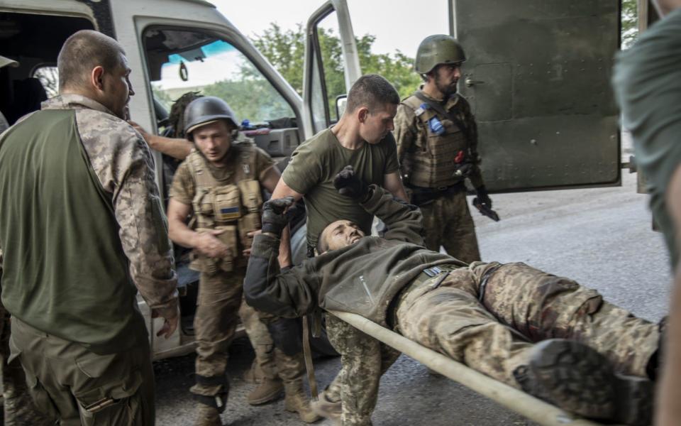 Ukrainian servicemen evacuate a wounded soldier from the battlefield into an ambulance during heavy shelling in Siversk, in the Donetsk region of Ukraine, on July 05, 2022 - Anadolu Agency