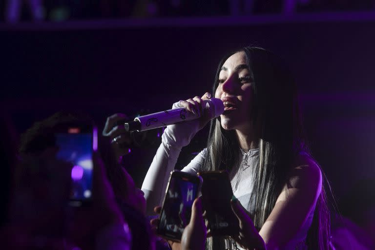 Vestida completamente de blanco, la cantante comenzó su show a pura energía, con la simpatía y carisma que la caracteriza