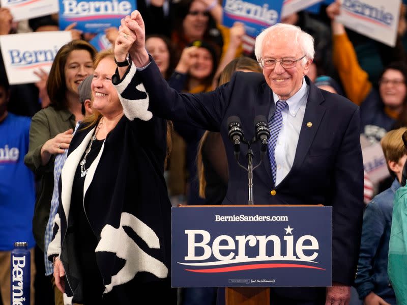 El candidato presidencial demócrata de los Estados Unidos, el senador Bernie Sanders, está acompañado por su esposa Jane O'Meara Sanders cuando se dispone a hablar durante de las primarias de New Hampshire en Manchester, N.H., Estados Unidos