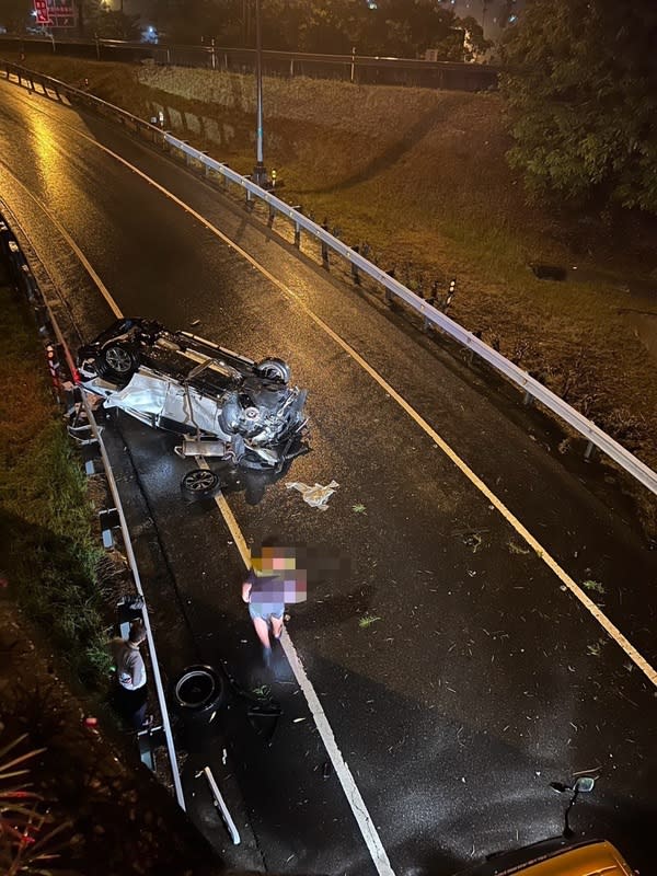 男駕車國道自撞衝落匝道翻覆 林姓男子23日凌晨駕車行經國道3號北向224.8公里 處，疑因下雨積水失控自撞翻落匝道，車體嚴重毀 損，但林男僅腳輕微受傷未送醫。警方表示，林男妥 善繫好安全帶是幸運輕傷原因之一。 （民眾提供） 中央社記者蕭博陽南投傳真  113年4月23日 