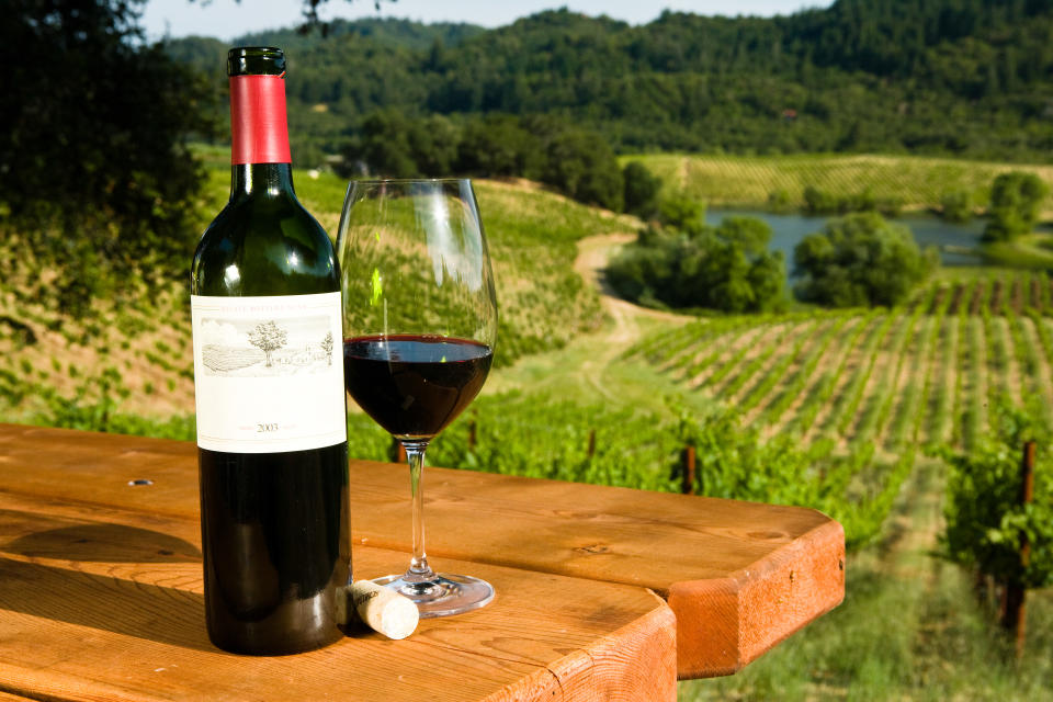 Botella de vino en zona vinícola de Sonoma, California/Getty Images