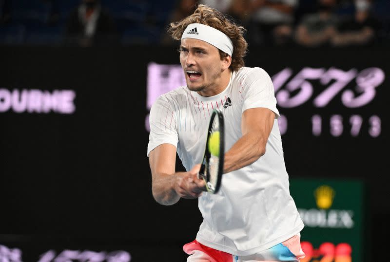 El alemán Alexander Zverev en acción durante su partido de primera ronda del Abierto de Australia ante con su compatriota Daniel Altmaier, en el Melbourne Park, Melbourne, Australia