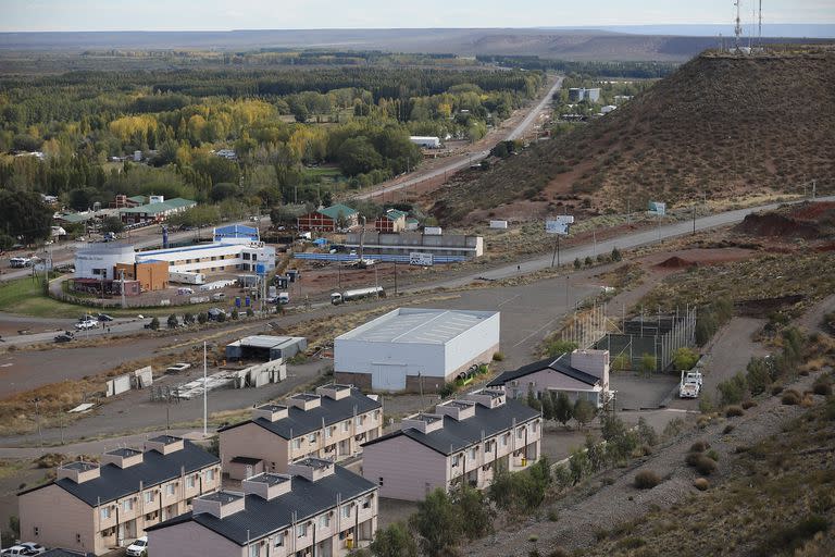 Personal de Salud hacen piquetes sobre las rutas impidiendo la entrada de camiones a las petroleras de Vaca Muerta en el pueblo de Anielo. Por tal motivo Anielo se convirtio en un pueblo fantasma