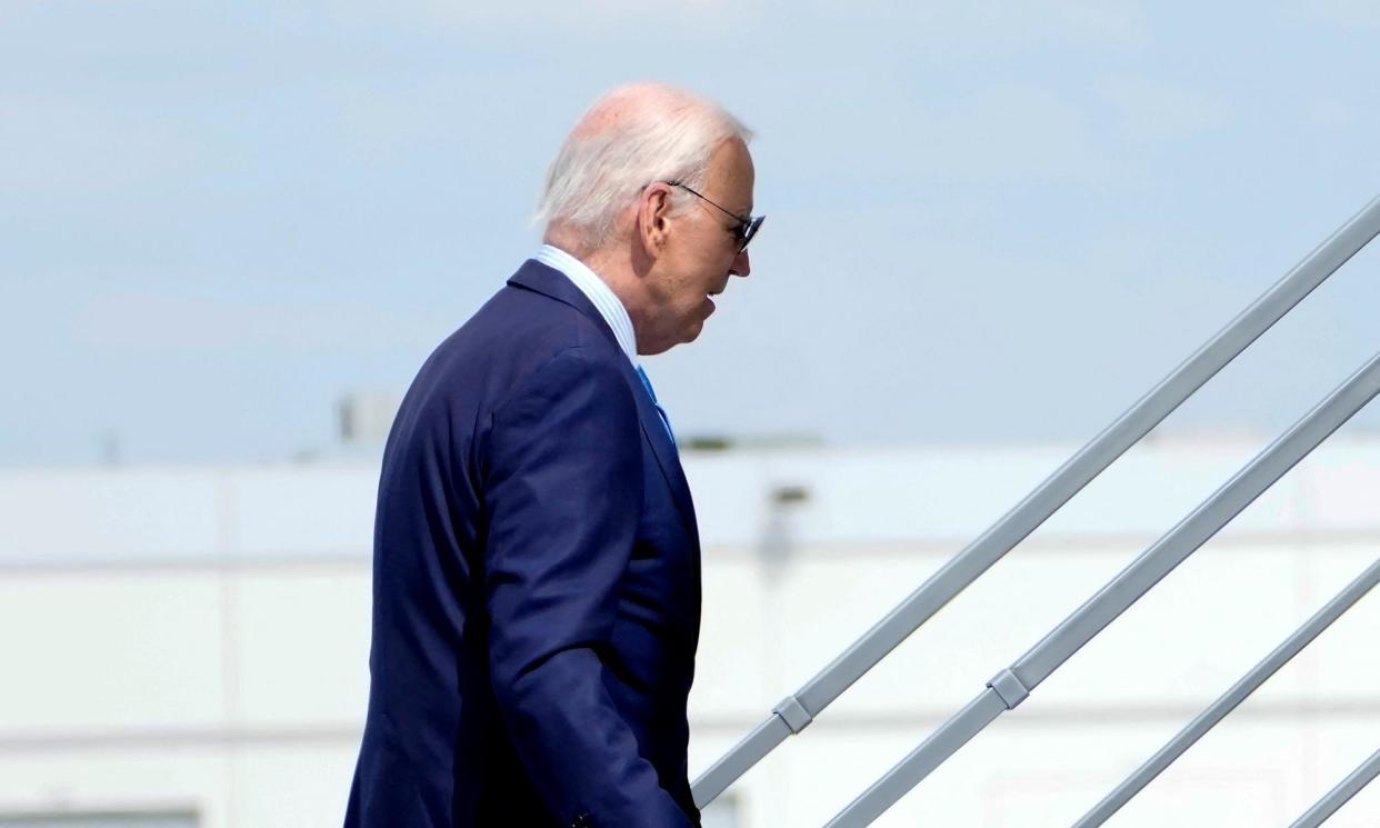 <span>Joe Biden boarding Air Force One in Las Vegas en route to Delaware. The president has ‘mild symptoms’ after testing positive for Covid.</span><span>Photograph: Kent Nishimura/AFP/Getty Images</span>