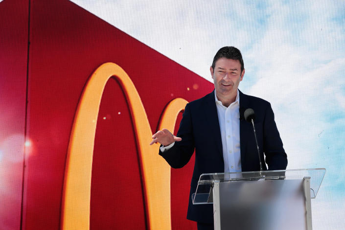 CHICAGO, IL - 04 DE JUNIO: El CEO de McDonald's, Stephen Easterbrook, presenta la nueva sede corporativa de la compaa durante una gran ceremonia de inauguracin el 4 de junio de 2018 en Chicago, Illinois.  La sede de la empresa regresa a la ciudad, que dej en 1971, desde los suburbios de Oak Brook.  Aproximadamente 2.000 personas trabajarn en el edificio.  (Foto de Scott Olson/Getty Images)