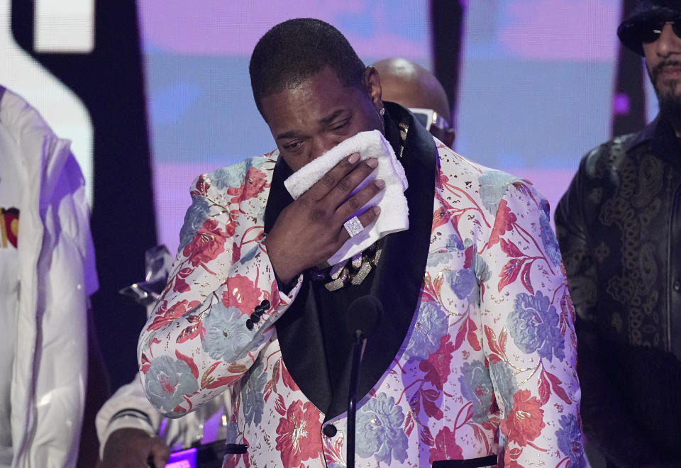 Busta Rhymes reacciona en el escenario tras recibir el premio a la trayectoria en los Premios BET el domingo 25 de junio de 2023, en el Teatro Microsoft en Los Angeles. (Foto AP/Mark Terrill)