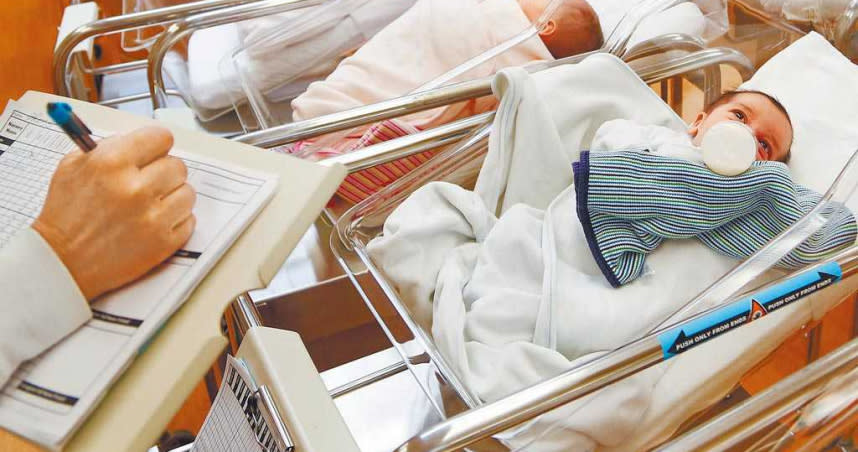 美國去年生育率下跌4％，有專家認為，面對新冠疫情，不少夫婦可能會認為此時不宜生小孩。圖為美國紐約州一家婦產科醫院的嬰兒室，護理人員正在記錄新生寶寶的生理狀況。（美聯社）