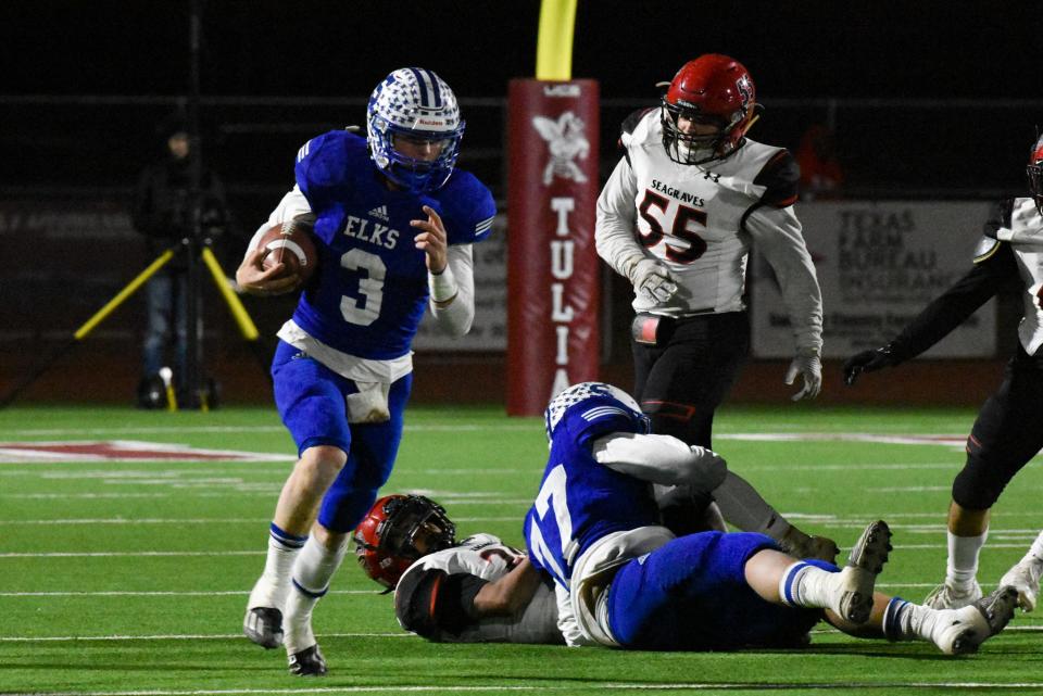 Cody Rinne (3) rushes the ball during Stratford's 48-3 win over Seagraves in the Region 1-2A Division II area round of playoffs at Younger Field in Tulia.
