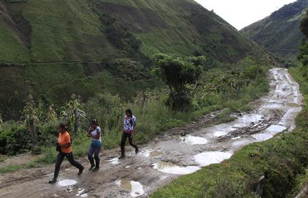 Women walk on a road near Marquetalia in the department of Tolima May 2, 2014. REUTERS/Jaime Saldarriaga