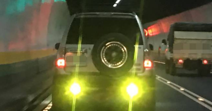 一名網友日前行經國道五號隧道時，發現前方吉普車在車尾加裝2顆綠色「反遠燈」，相當刺眼。（圖／翻攝爆怨公社）