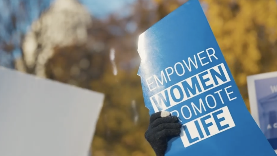 Un cartel en una manifestación contra el aborto.