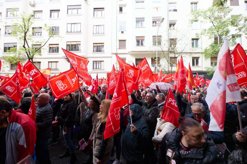 People take part in a rally in Ferraz street in support of the Spanish Prime Minister Pedro Sanchez, at the headquarters of the Spanish Socialist Workers' Party (PSOE). Jesús Hellín/EUROPA PRESS/dpa