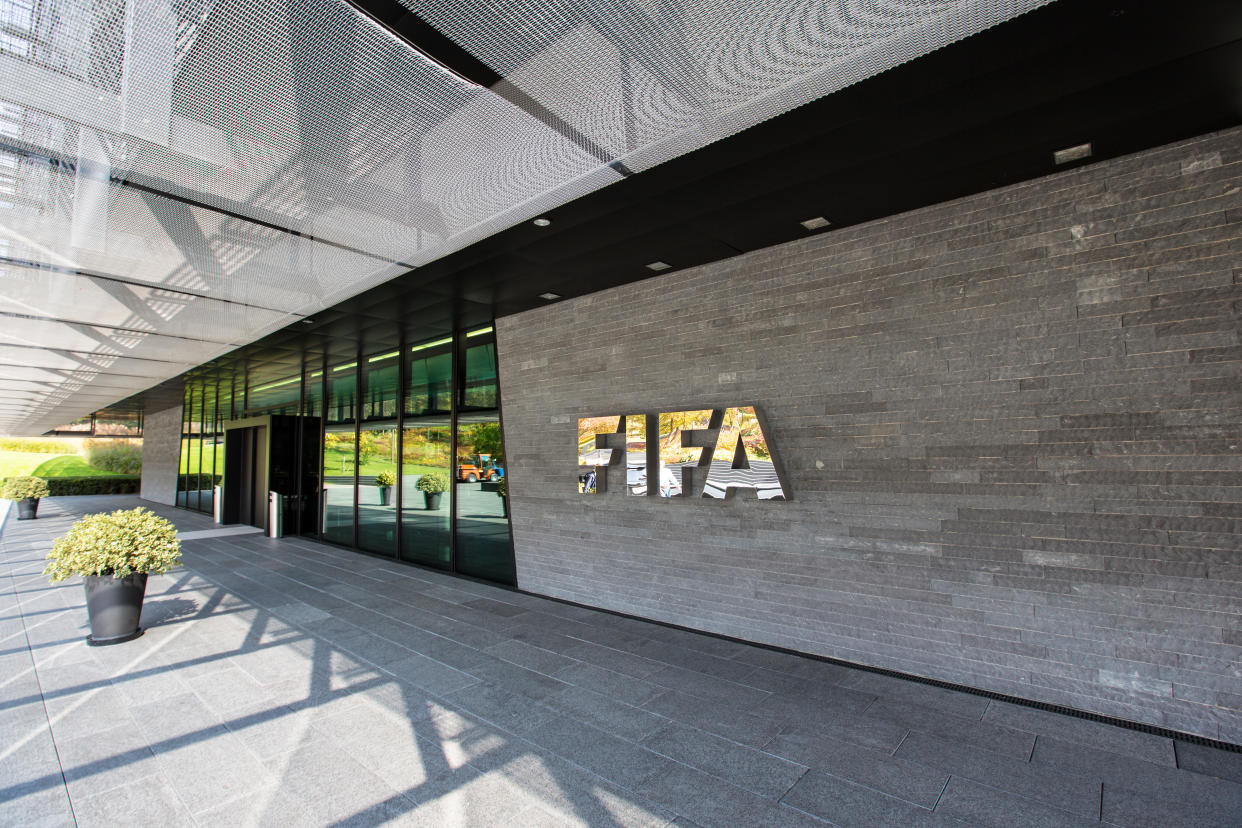 FIFA nomina a fan del año a padre argentino que dio biberón a su hijo durante partido entre Colón y Barracas Central, en mayo pasado. (Getty Images)