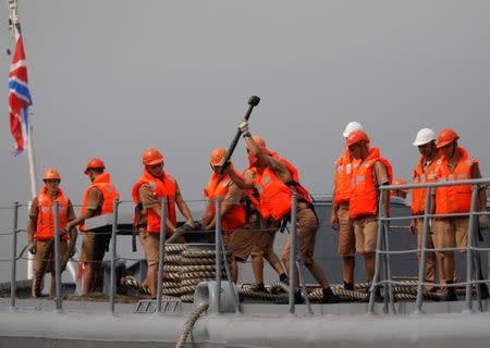 Russian sailors secure moorings onboard the navy vessel Admiral Panteleyev during a port visit in Manila, Philippines October 20, 2017. REUTERS/Dondi Tawatao