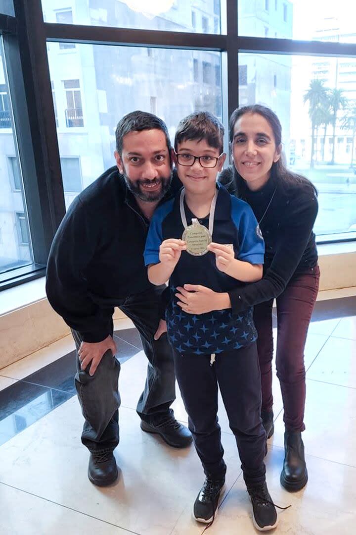 La familia de Faustino se instaló en Badalona para que el joven pueda desarrollar su carrera de ajedrecista