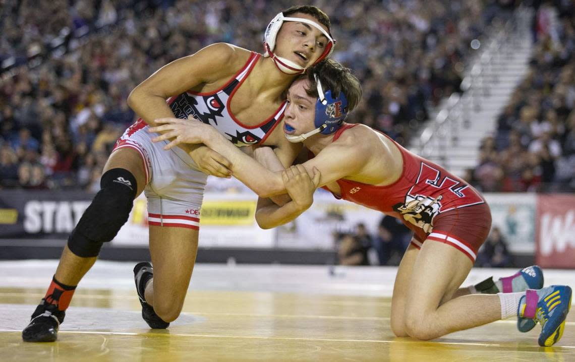 Toppenish’s Jermiah Zuniga, left, wrestles Ellensburg’s Christian Davis in the Class 2A 120-pound state final Saturday at Mat Classic XXXII in Tacoma.