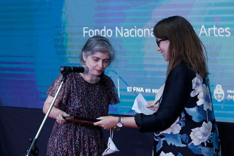 El Fondo Nacional de las Artes financia becas, concursos, galardones y demás recursos destinados a artistas de diferentes disciplinas (en foto: la escritora Mariana Enríquez recibe un premio Trayectoria del Fondo Nacional de Las Artes en 2021)