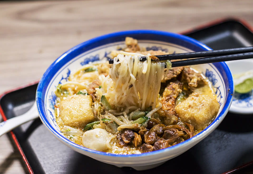 大角咀美食︱蚊型小店馬來椰爺！自炒無味精叻沙醬摻摻+惹味叄巴咖喱湯麵
