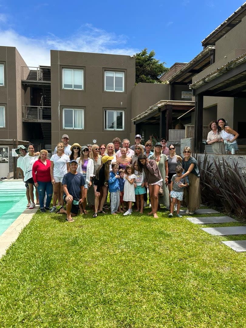 Jacinta junto a los vecinos de Uruguay, quienes disfrutaron de una día en la pileta junto a ella