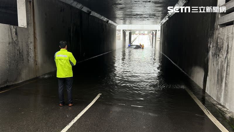 地下道因暴雨宣洩不及，淹水將近半個人身高，駕駛的車子也被卡住，動彈不得。（圖／翻攝畫面）