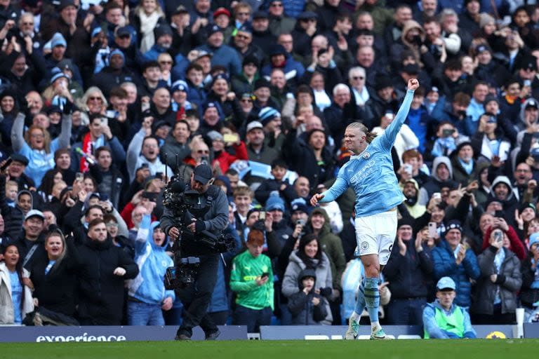 Erling Haaland celebra delante de los hinchas de Manchester City, en el encuentro ante Liverpool