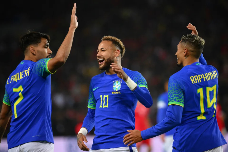 Paquetá, Neymar e Raphinha comemoram após gol marcado pela Seleção (Foto: ANNE-CHRISTINE POUJOULAT/AFP via Getty Images)