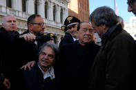 Dopo un solo giorno di tregua, Venezia è di nuovo in ginocchio. La marea è cresciuta velocemente, più del previsto. I forti venti hanno peggiorato una situazione già drammatica. Allagato il 70% del centro storico. I mezzi di trasporto pubblici sono stati sospesi e le scuole chiuse per il terzo giorno. (REUTERS/Flavio Lo Scalzo)