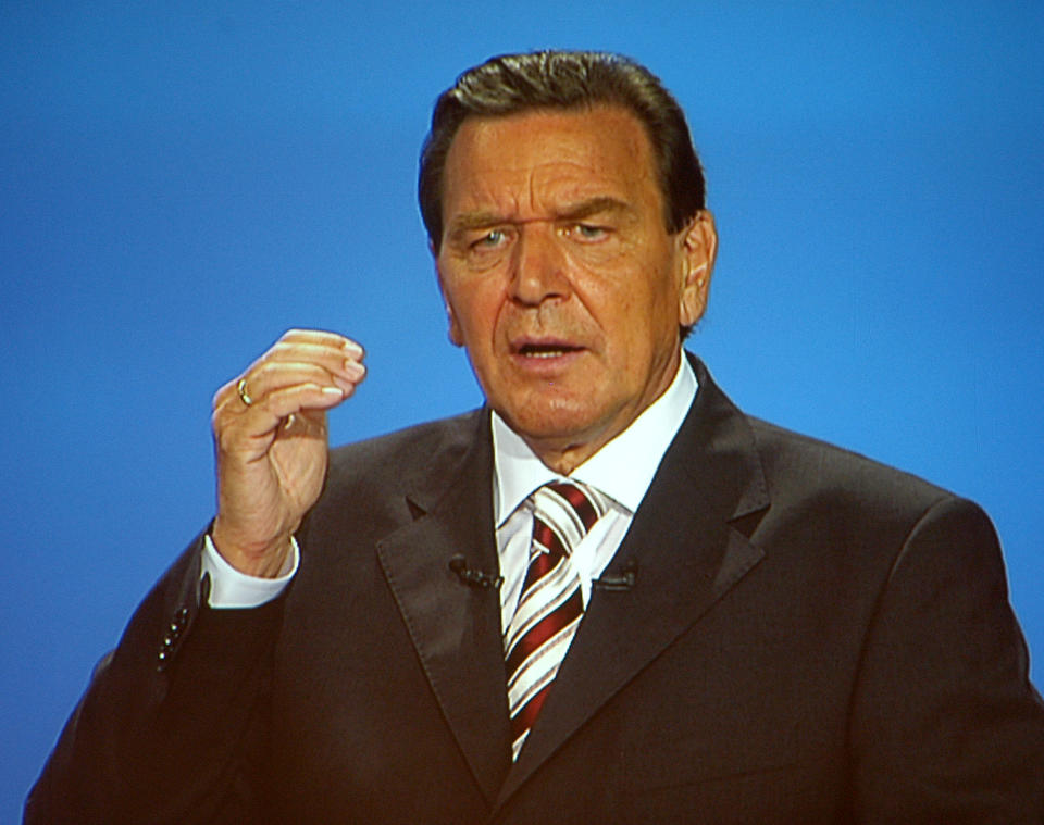 SPD-Kanzlerkandidat Gerhard Schröder im Jahr 2005 beim TV-Duell mit Angela Merkel. (Bild: ddp)