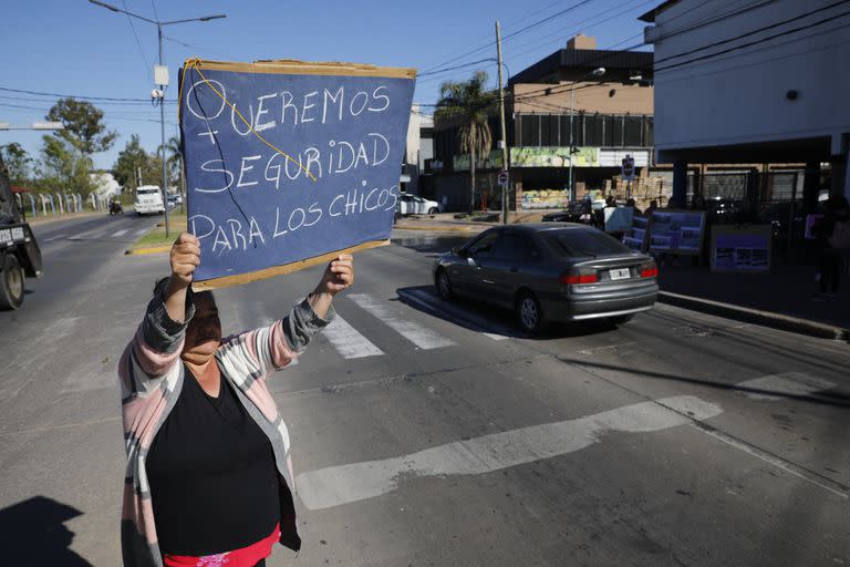 Protesta de la comunidad educativa de la Escuela Secundaria N°39, de Tigre, por las severas deficiencias en el edificio