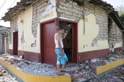 Un hombre observa junto a la puerta de su casa los escombros generados por el sismo del día anterior, en Nagarote, a unos 40km de Managua, el 11 de abril de 2014. (AFP | Inti Ocon)