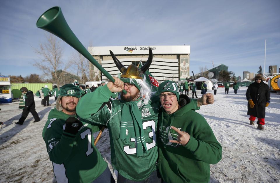 Saskatchewan Roughriders fans arrive for the CFL's 101st Grey Cup championship football game in Regina, Saskatchewan November 24, 2013. REUTERS/Mark Blinch (CANADA - Tags: SPORT FOOTBALL)