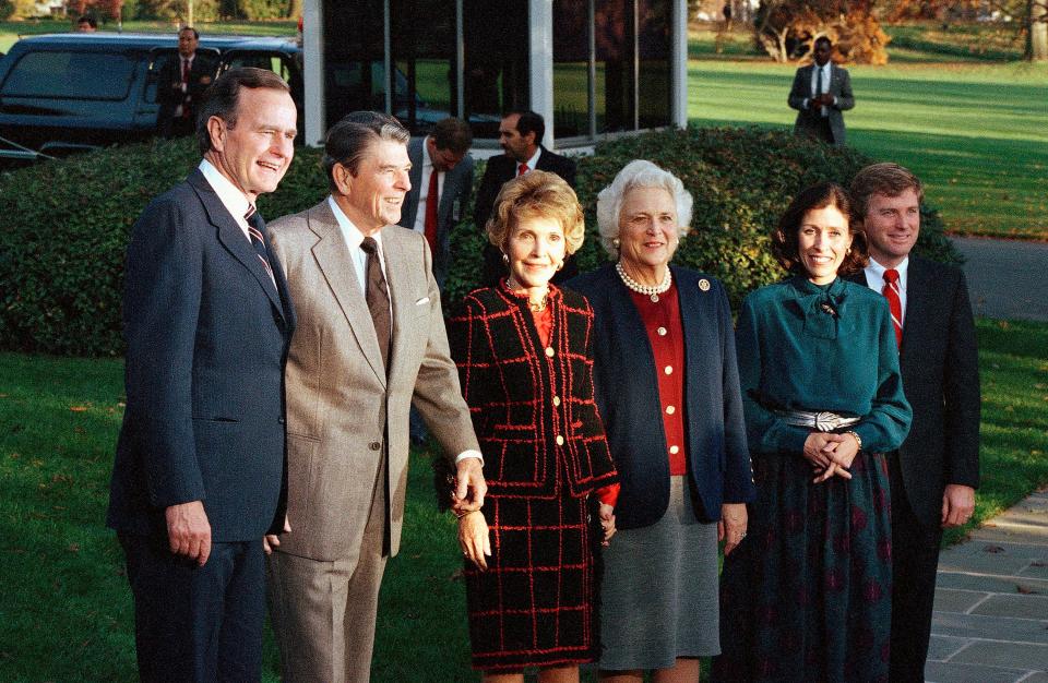 President Ronald Reagan and first lady Nancy Reagan with President-elect George H.W. Bush and incoming first lady Barbara Bush, and Vice President-elect Dan Quayle and incoming second lady Marilyn Quayle at the White House, Nov. 9, 1988.