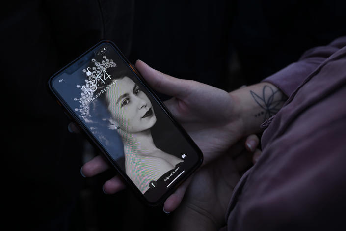 A person holds their phone with a screensaver of Queen Elizabeth II on Sept. 8, 2022 in London.<span class="copyright">Leon Neal—Getty Images</span>