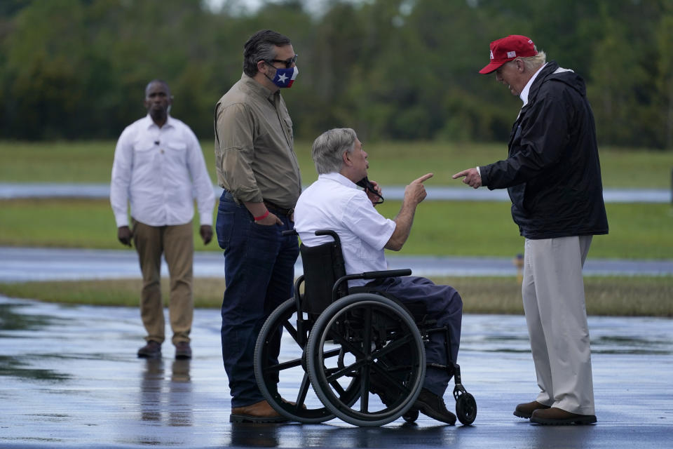 El presidente Donald Trump conversa con el gobernador de Texas, Greg Abbott, y el senador federal Ted Cruz, en Orange, adonde vino el sábado 29 de agosto de 2020 para inspeccionar los daños causados por el huracán Laura. (AP Foto/Alex Brandon)
