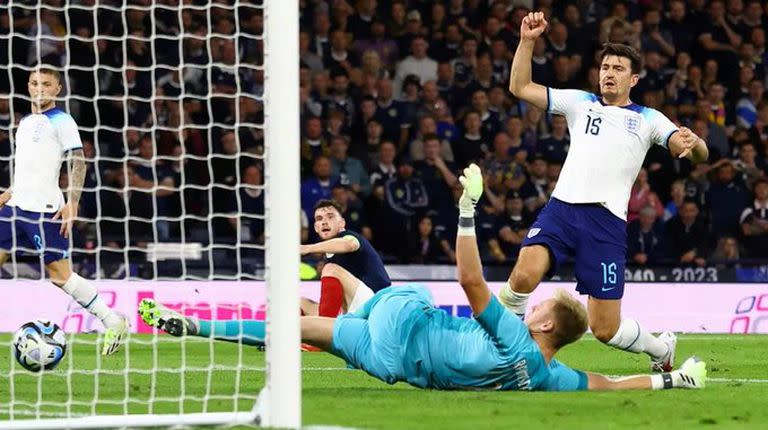 Harry Maguire desvió el centro y convirtió en contra, en el partido amistoso entre Inglaterra y Escocia