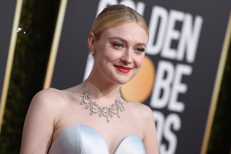 Dakota Fanning, con un vestido con escote corazón en plateado